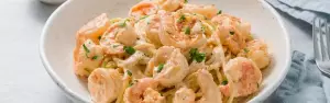 Banner receta Pasta alfredo de camarones al ajillo, espinaca y tocino